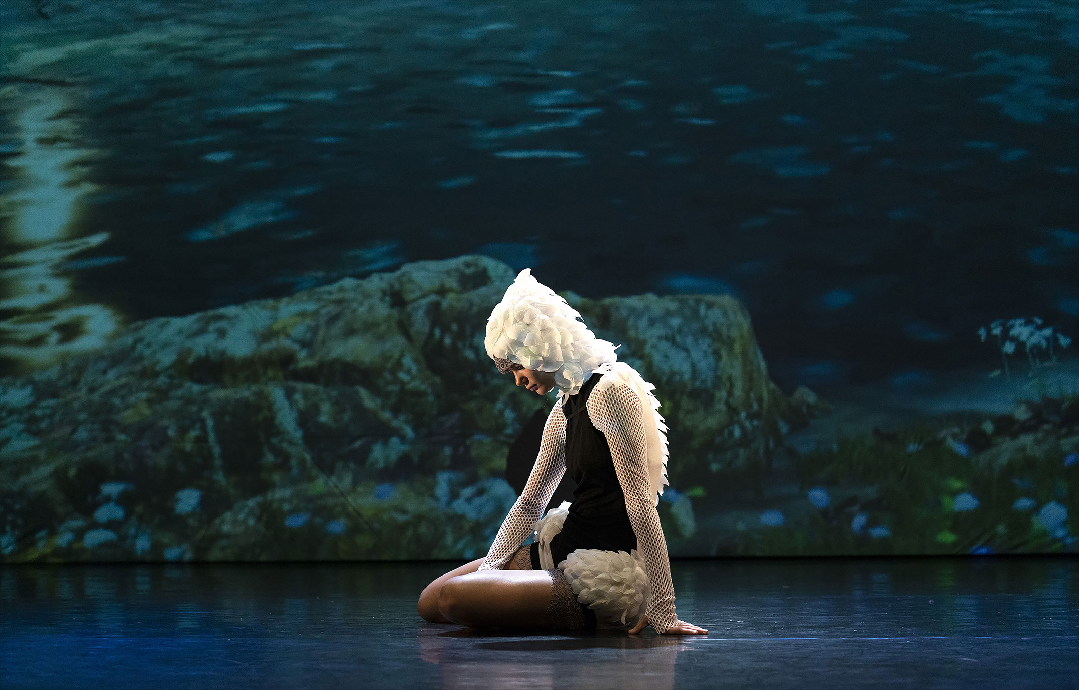 Bailarina en el suelo interpretando El lago de los cisnes